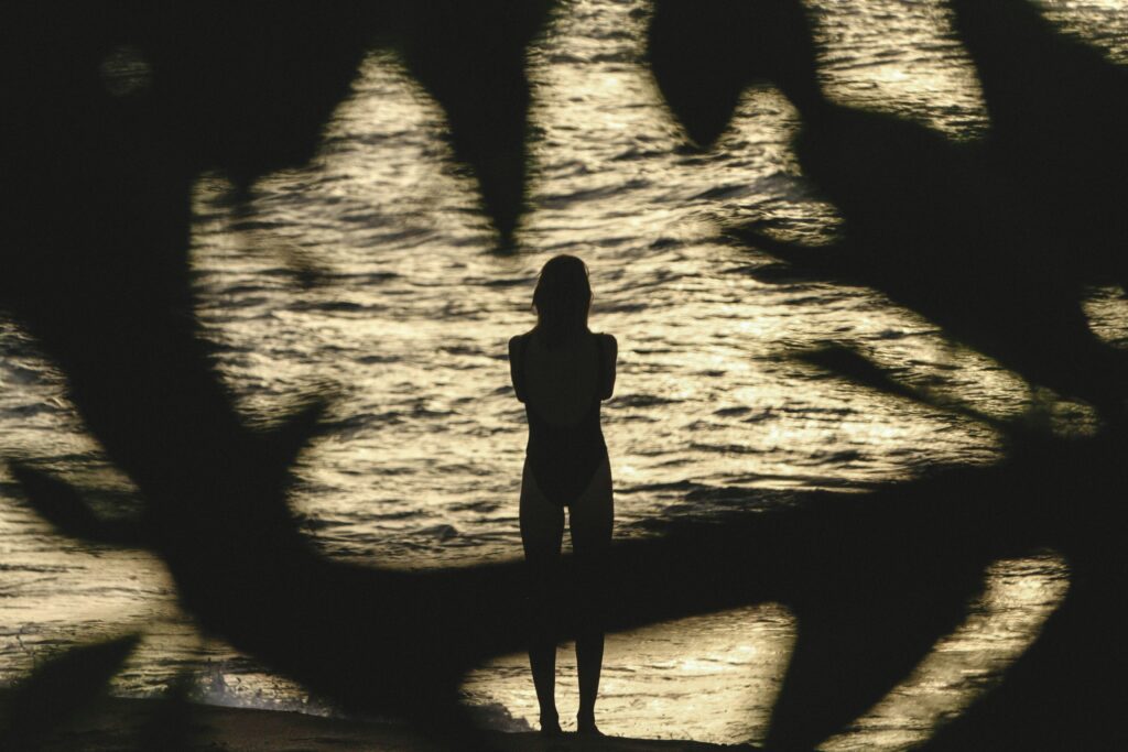 Mujer mirando al horizonte tranquila